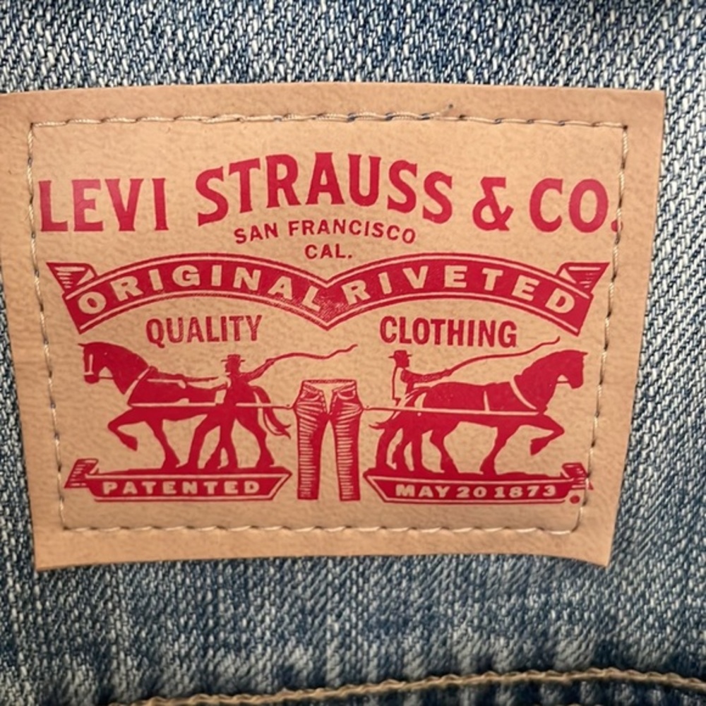 Levi's Light Wash Blue Denim Jacket - Picture 4 of 8